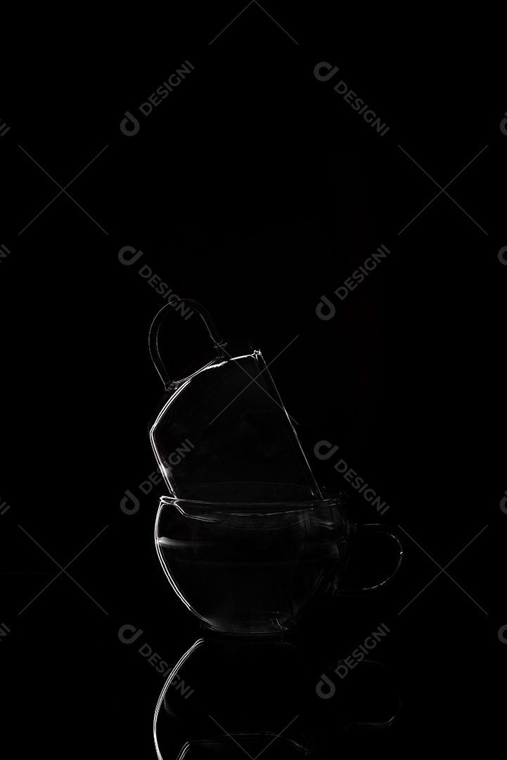 Silhueta de copo em fundo preto. Silhueta de vidro vazia isolada em fundo escuro