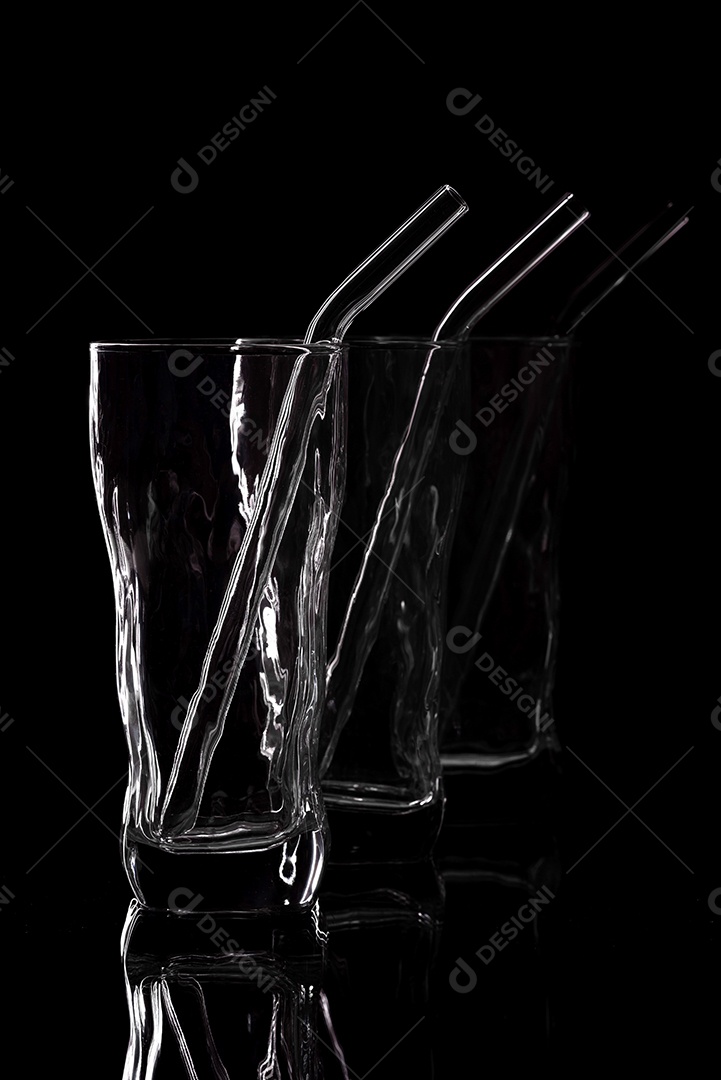 Silhueta de copo em fundo preto. Silhueta de vidro vazia isolada em fundo escuro