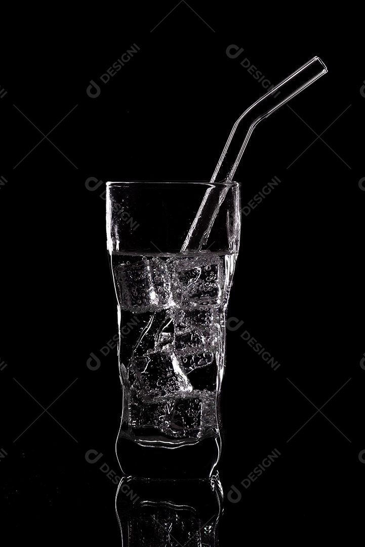 Silhueta de copo em fundo preto. Silhueta de vidro vazia isolada em fundo escuro