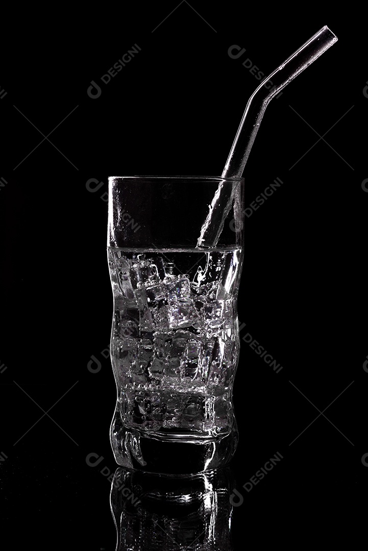 Silhueta de copo em fundo preto. Silhueta de vidro vazia isolada em fundo escuro