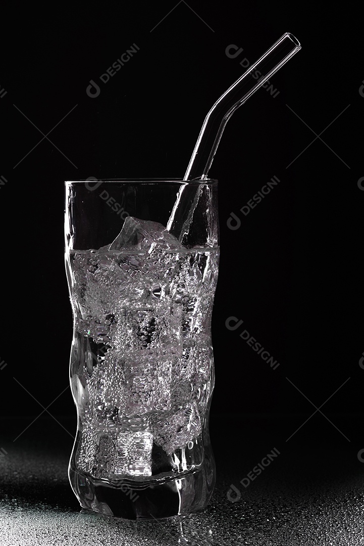 Copo de refrigerante de água com gás com gelo em fundo preto.