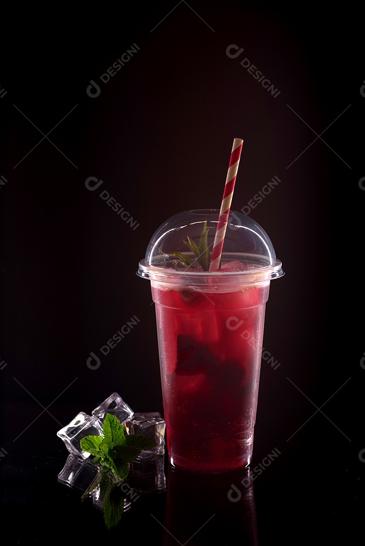 Refrescante limonada com morangos, hortelã e gelo em copo de plástico