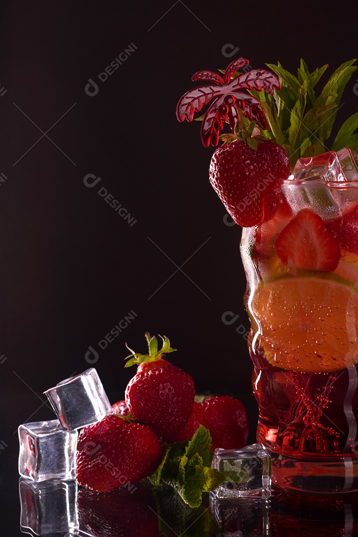 Refrescante limonada com morangos, hortelã e gelo em copo de plástico