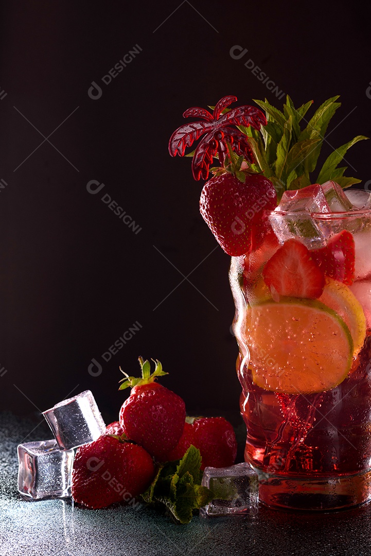 Refrescante limonada com morangos, hortelã e gelo em copo de plástico