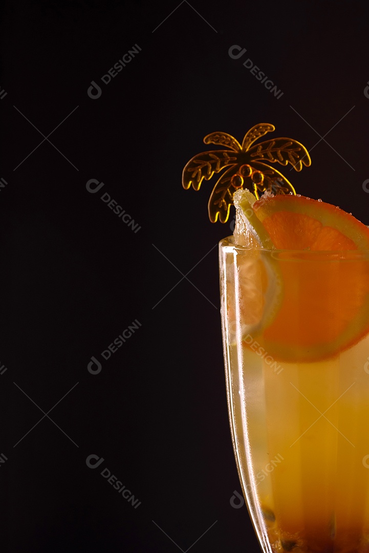 Refrescantes collins de rum de manga no balcão do bar.