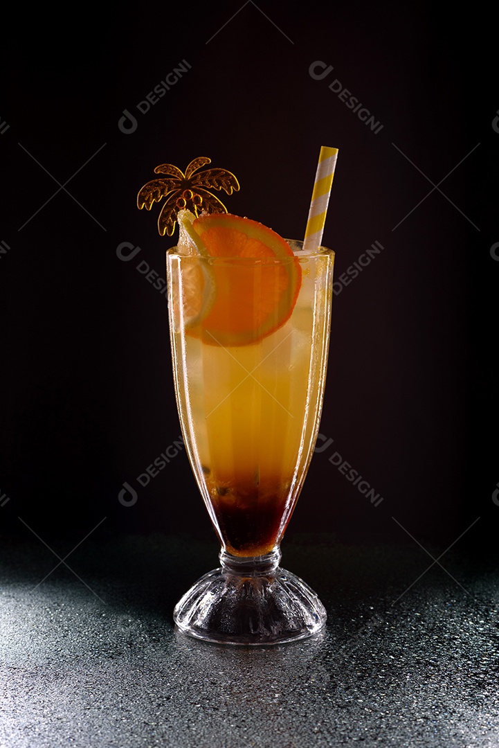 Refrescantes collins de rum de manga no balcão do bar.