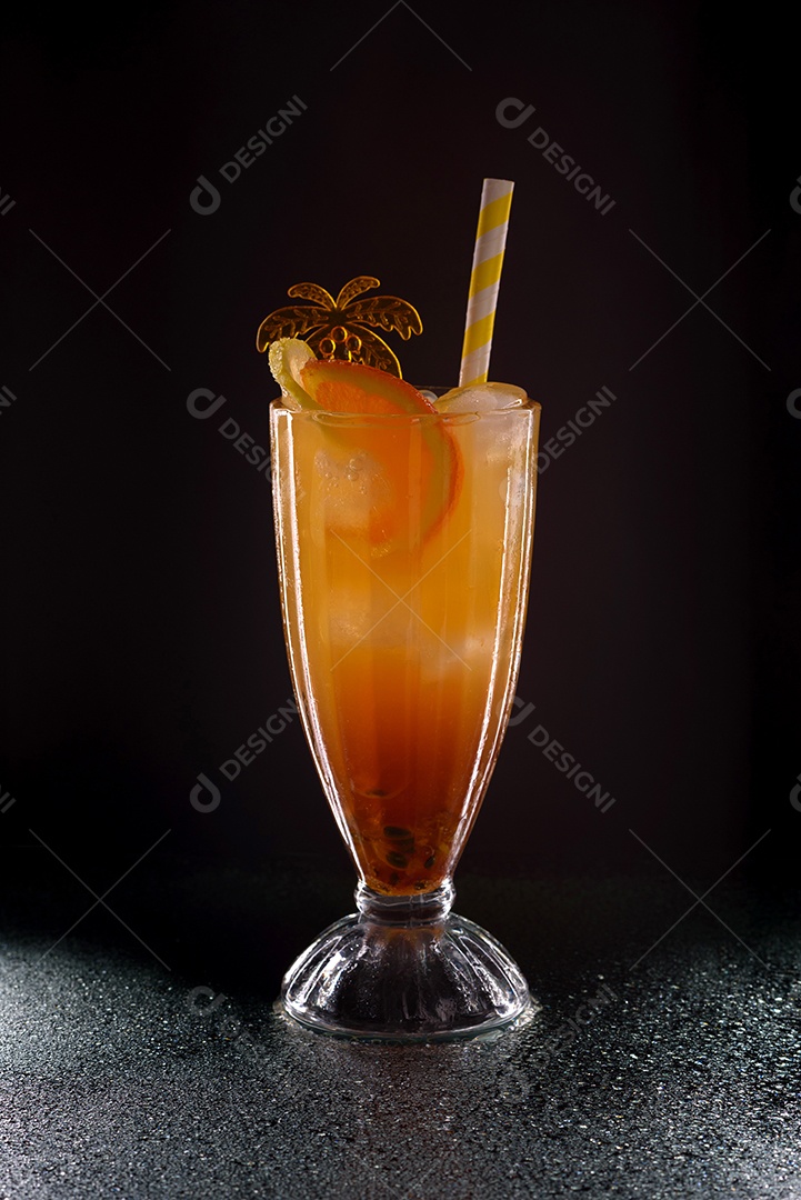 Refrescantes collins de rum de manga no balcão do bar.