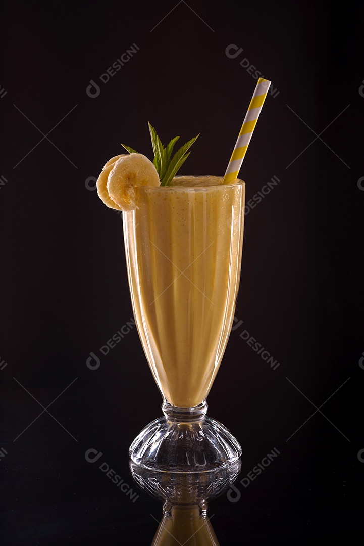 Gelado de banana refrescante com tubo de coquetel