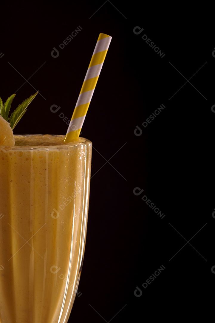 Gelado de mamão refrescante com tubo de coquetel