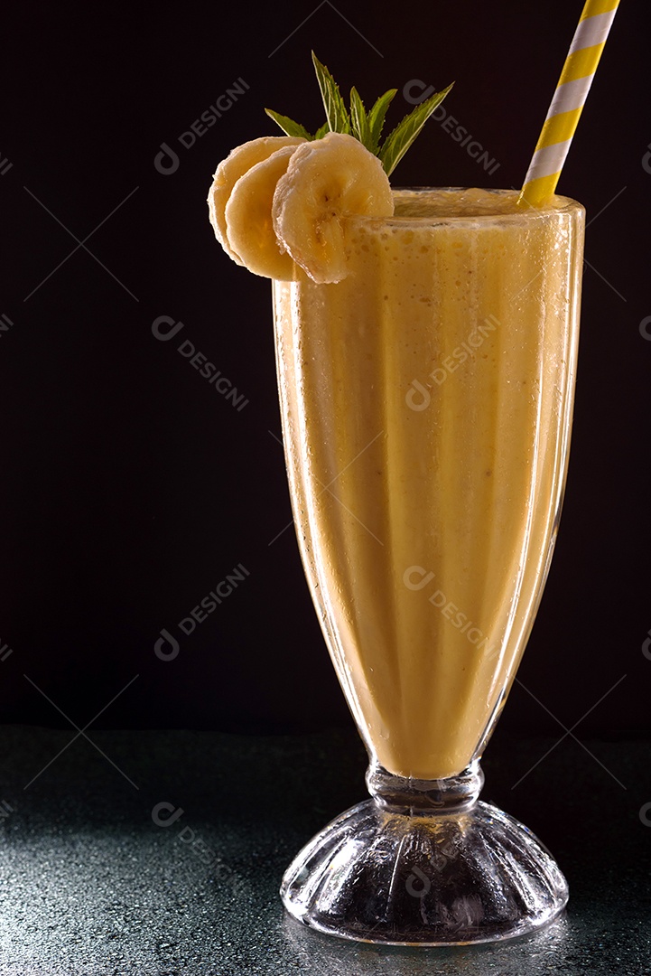 Gelado de mamão refrescante com tubo de coquetel