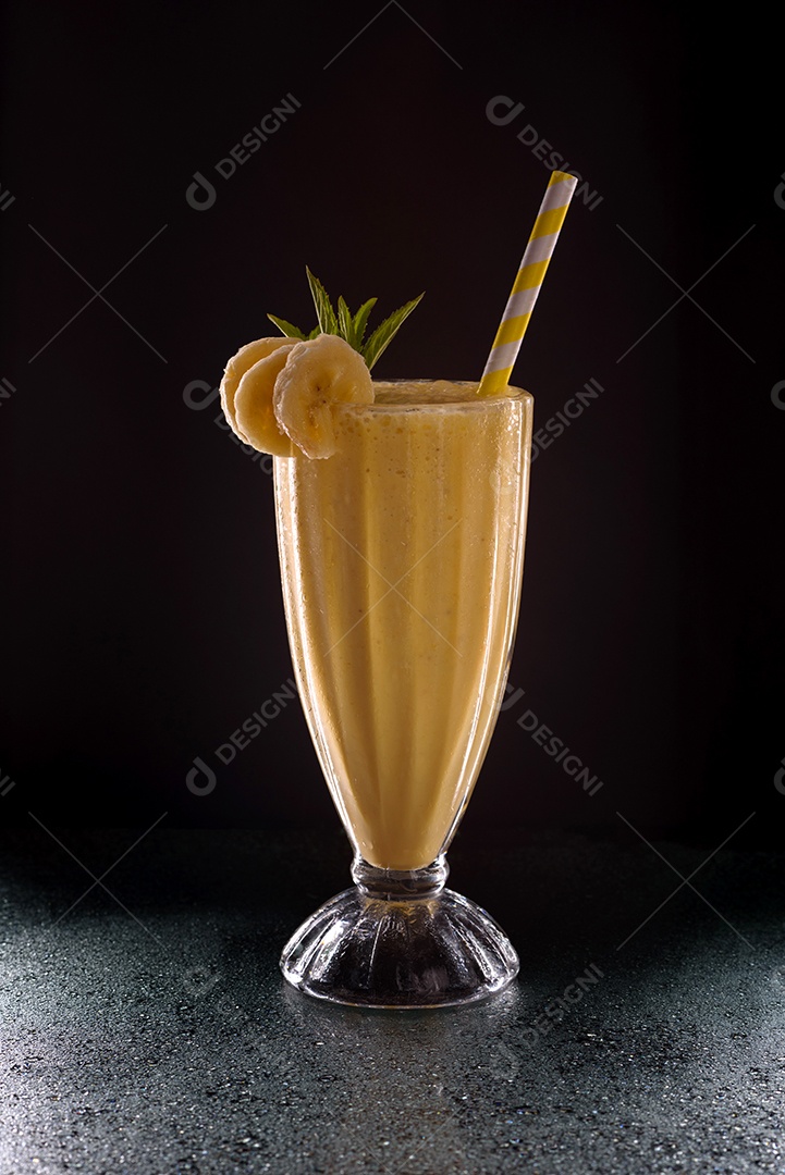 Gelado de mamão refrescante com tubo de coquetel