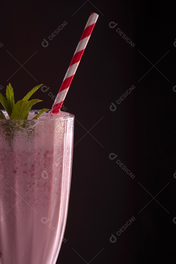 Gelado de morango refrescante com tubo de coquetel