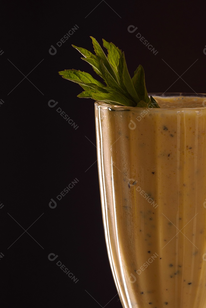 Gelado de mamão refrescante com tubo de coquetel