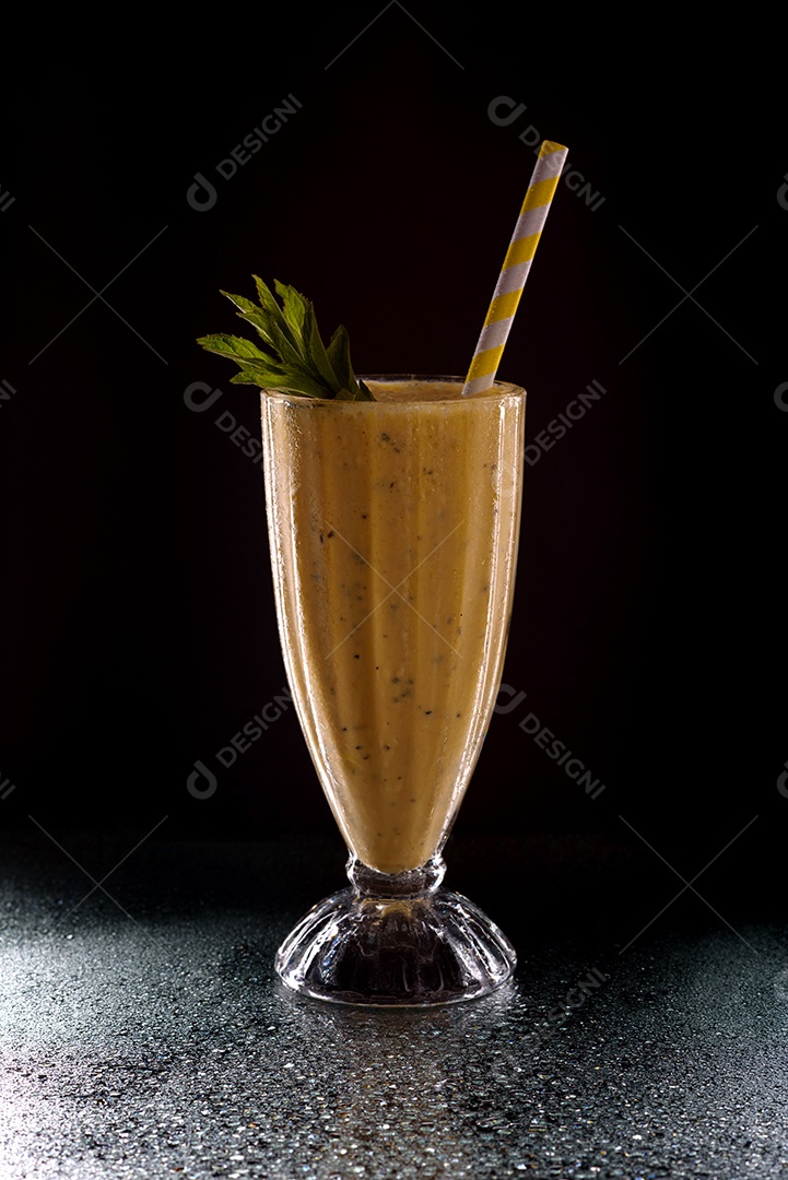 Copo de suco sobre fundo isolado