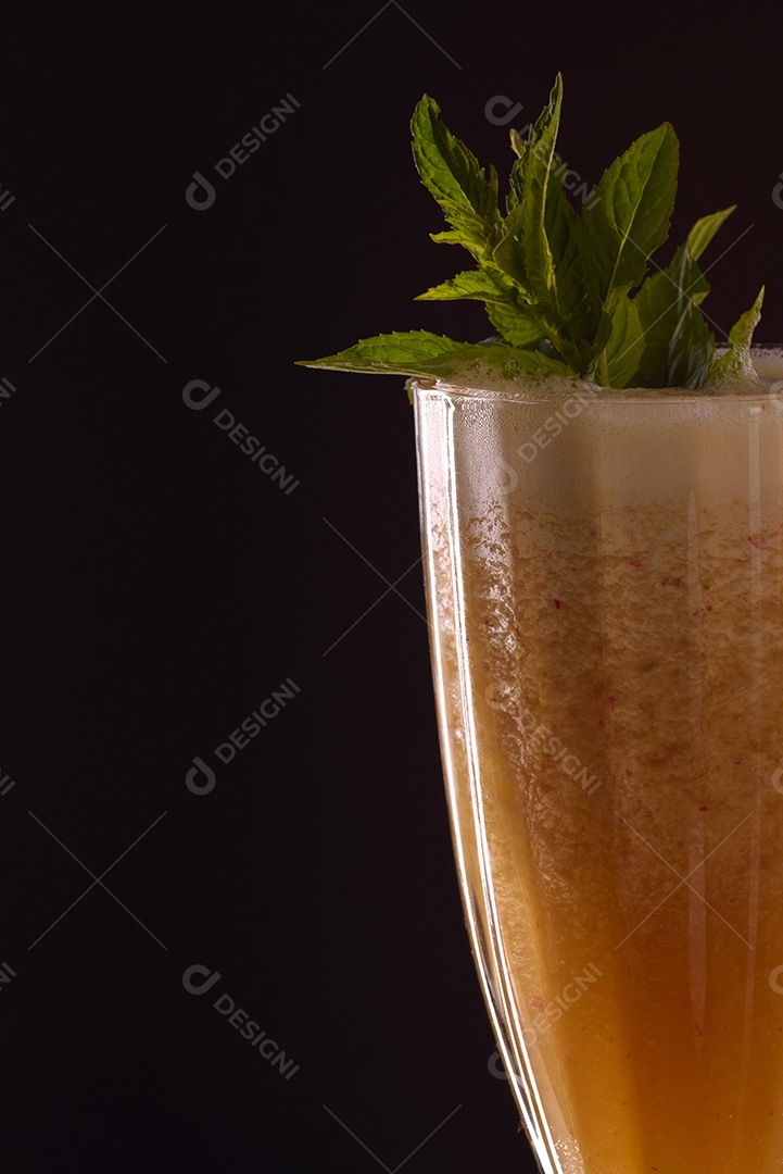 Copo de suco sobre fundo isolado