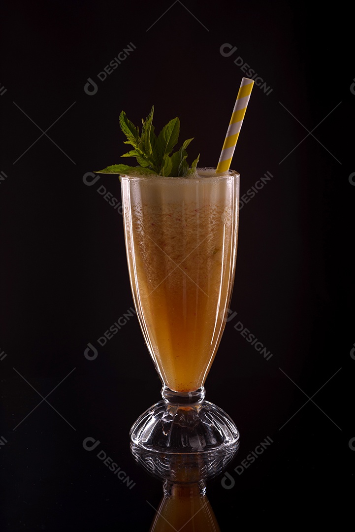 Copo de suco sobre fundo isolado