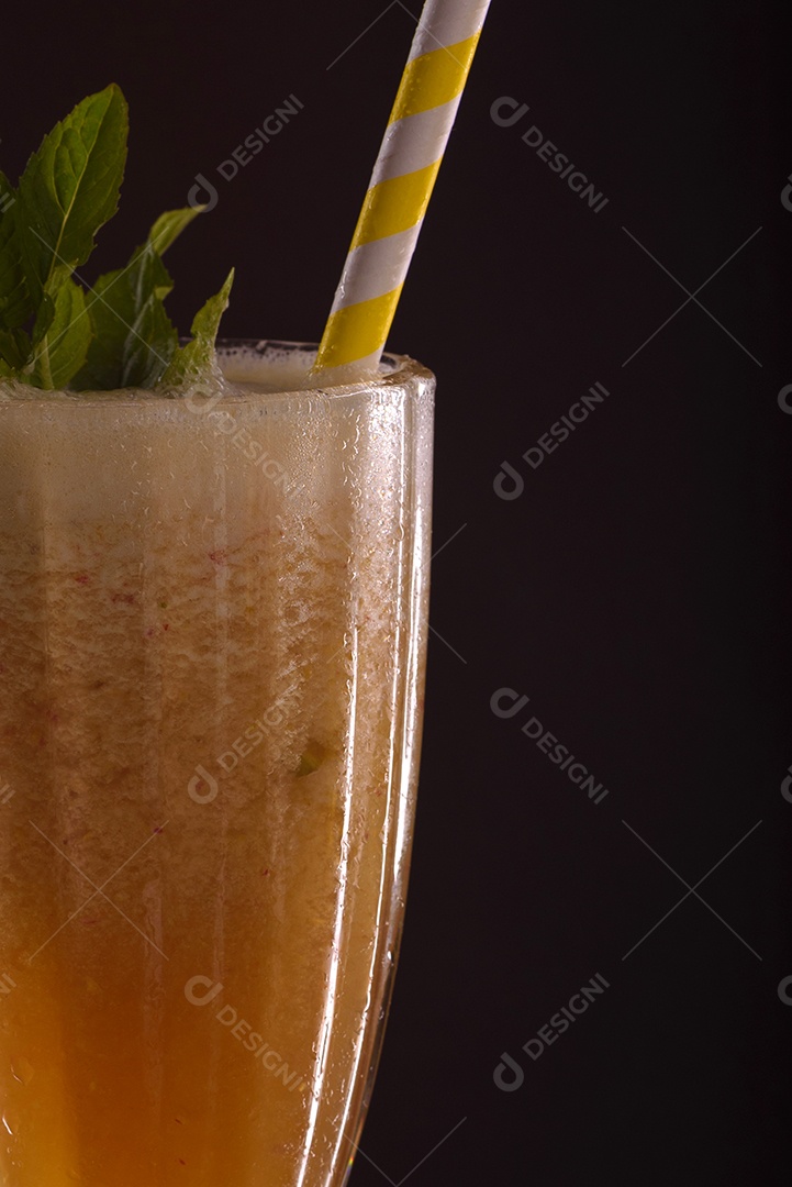 Copo de suco sobre fundo isolado