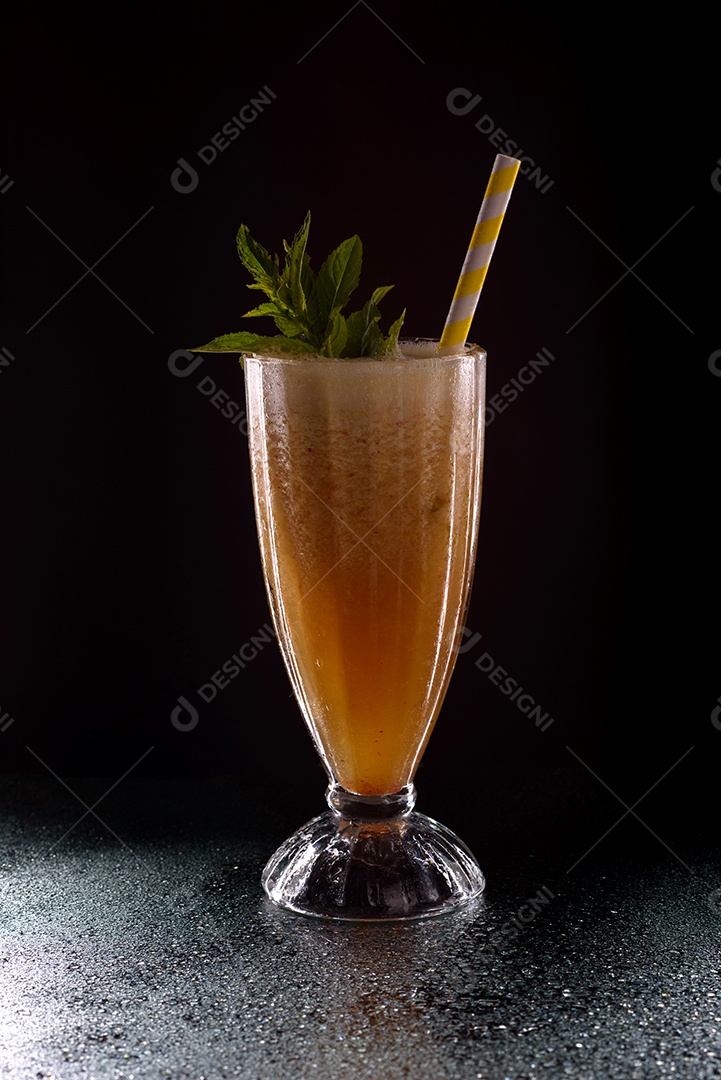 Copo de suco sobre fundo isolado