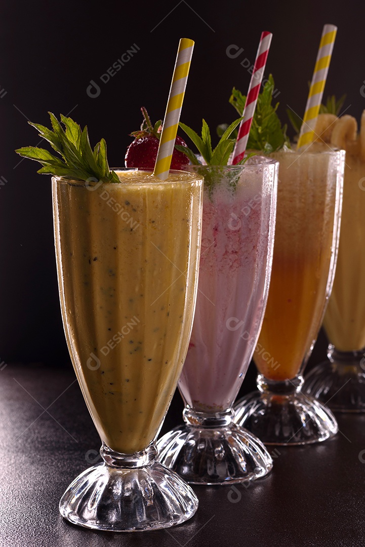 Copo de suco sobre fundo isolado