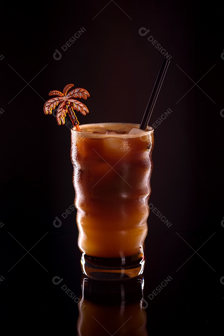 Copo de suco sobre fundo isolado