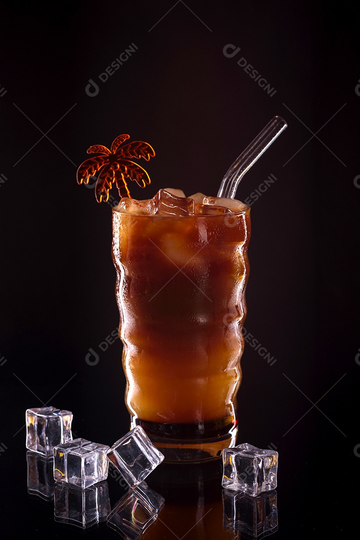 Copo de suco sobre fundo isolado