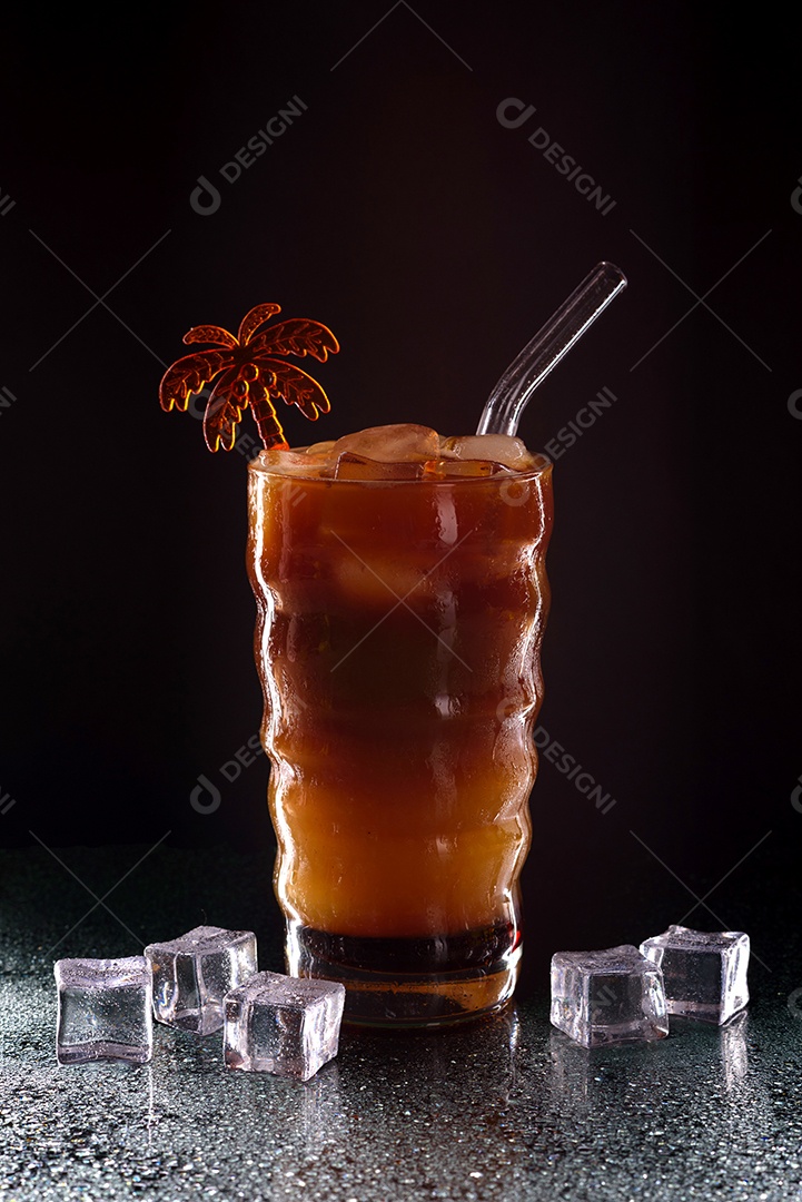 Copo de suco sobre fundo isolado