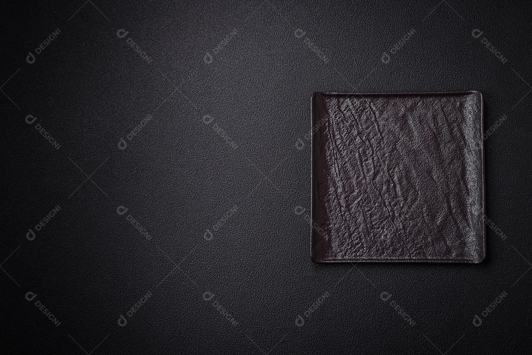 Placa cerâmica quadrada vazia em fundo de concreto texturizado. Utensílio de cozinha