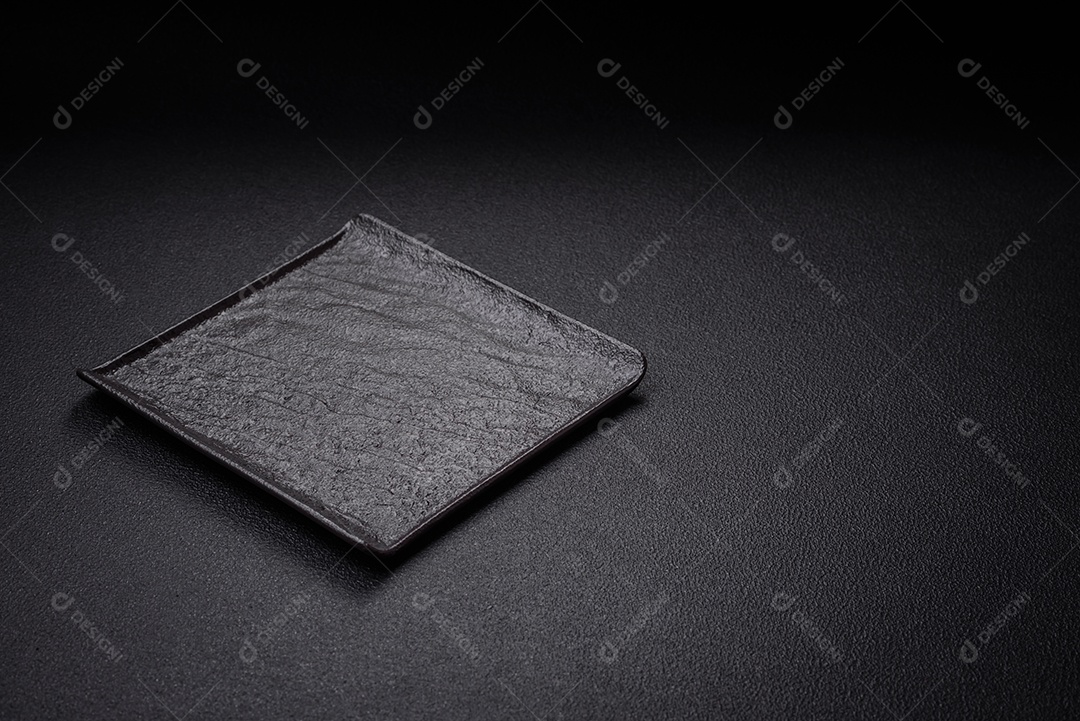 Placa cerâmica quadrada vazia em fundo de concreto texturizado. Utensílio de cozinha