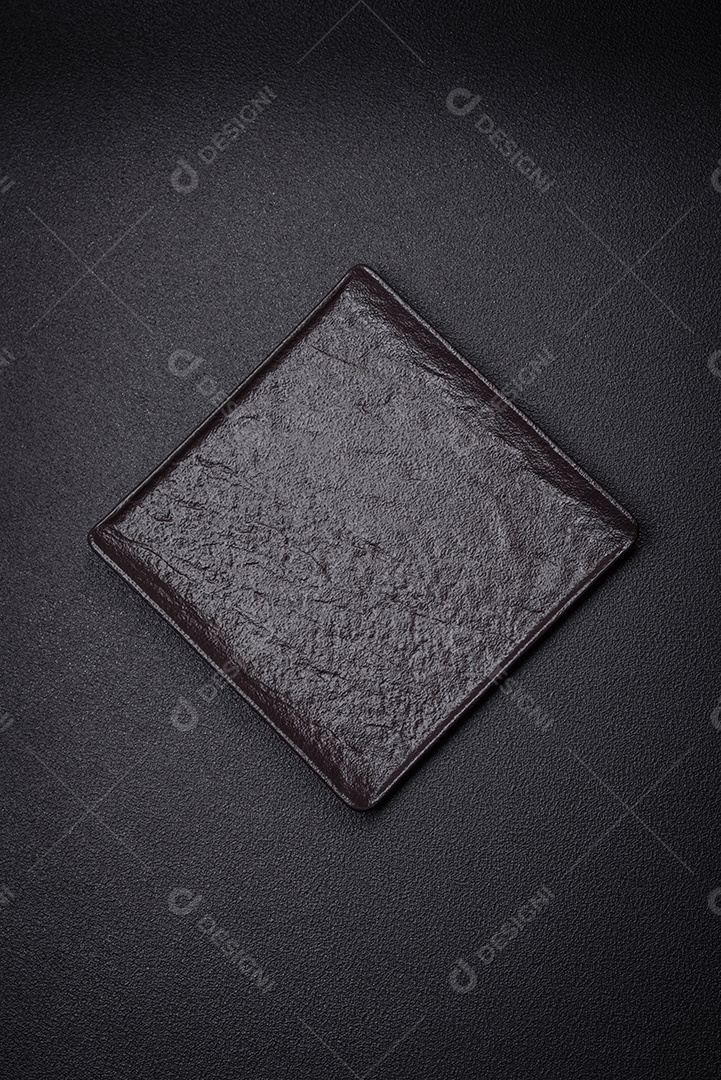 Placa cerâmica quadrada vazia em fundo de concreto texturizado. Utensílio de cozinha