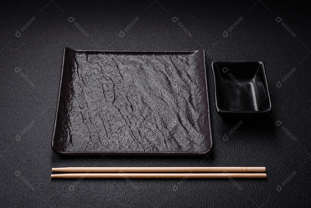 Linda molheira de cerâmica preta vazia em um fundo de concreto texturizado. Utensílio de cozinha