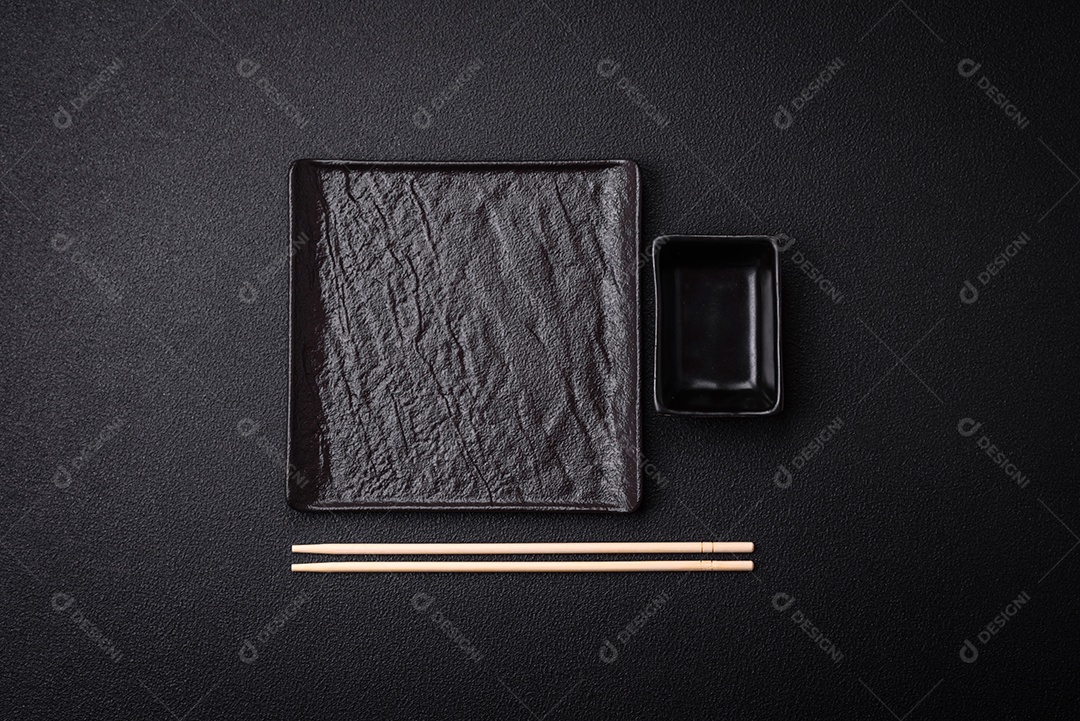 Linda molheira de cerâmica preta vazia em um fundo de concreto texturizado. Utensílio de cozinha