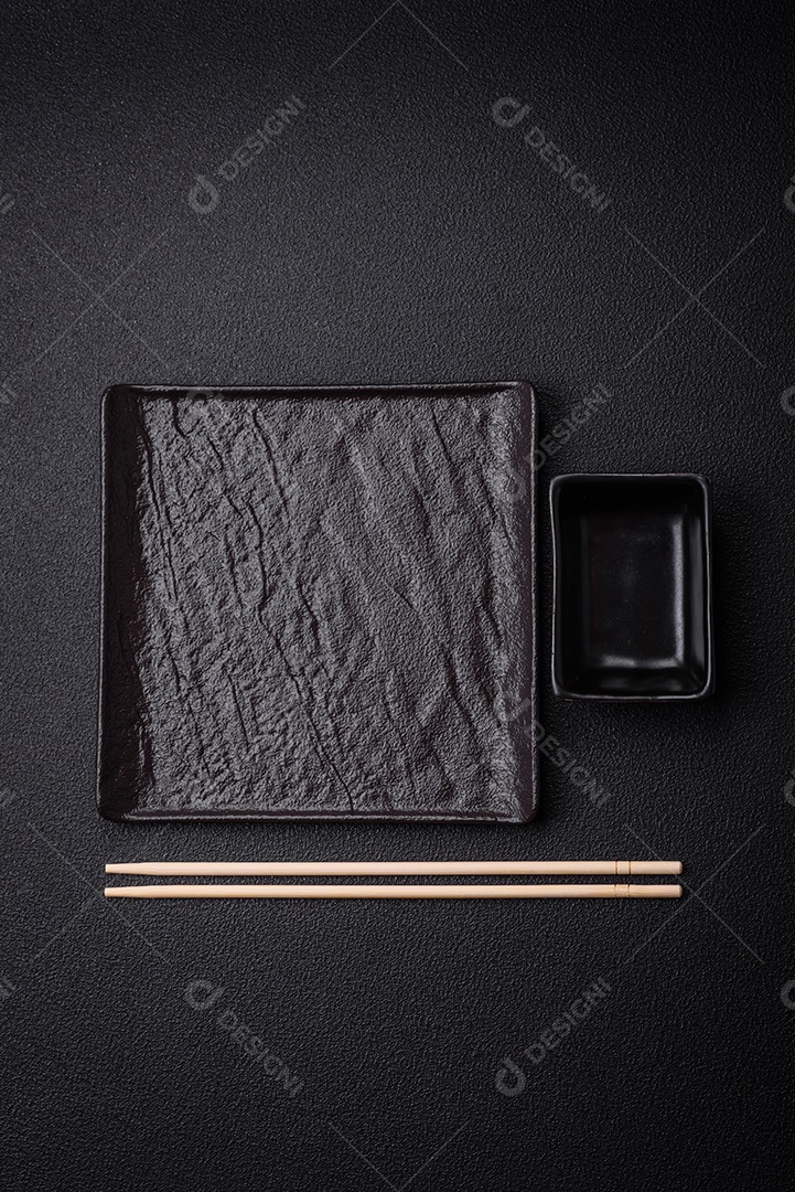 Linda molheira de cerâmica preta vazia em um fundo de concreto texturizado. Utensílio de cozinha