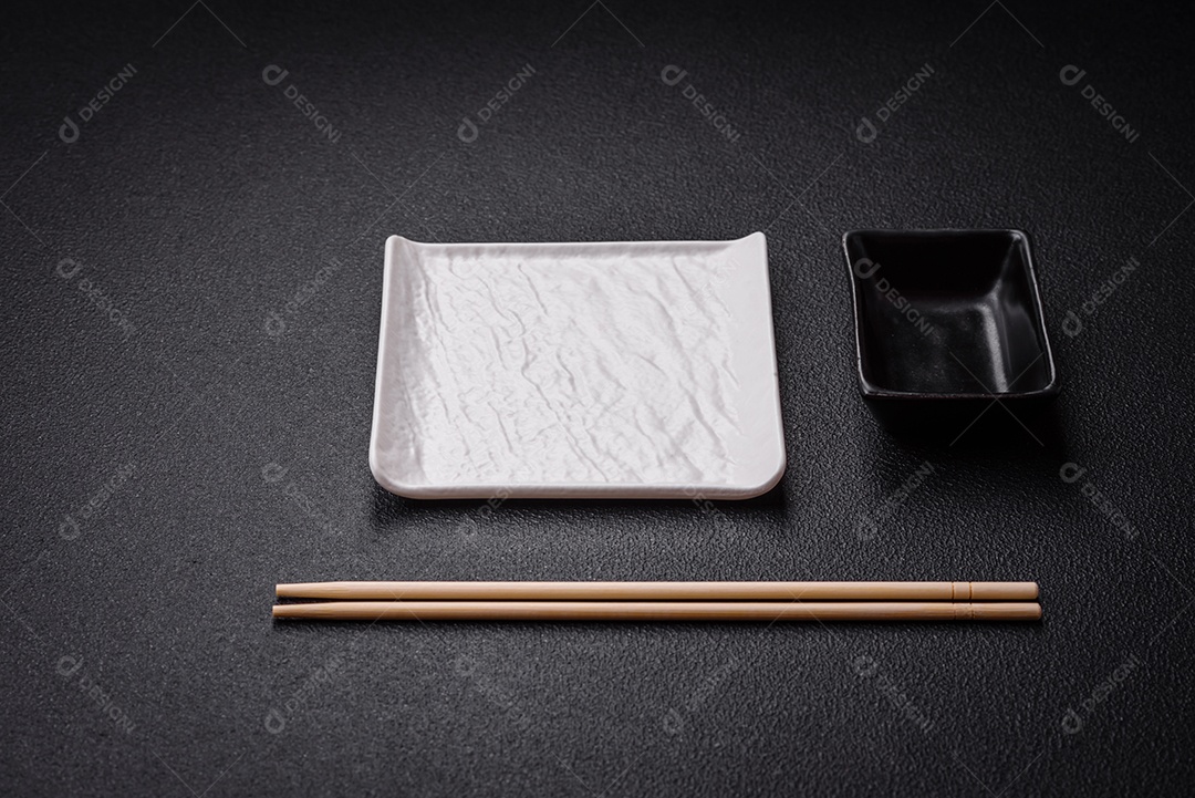 Linda molheira de cerâmica preta vazia em um fundo de concreto texturizado. Utensílio de cozinha