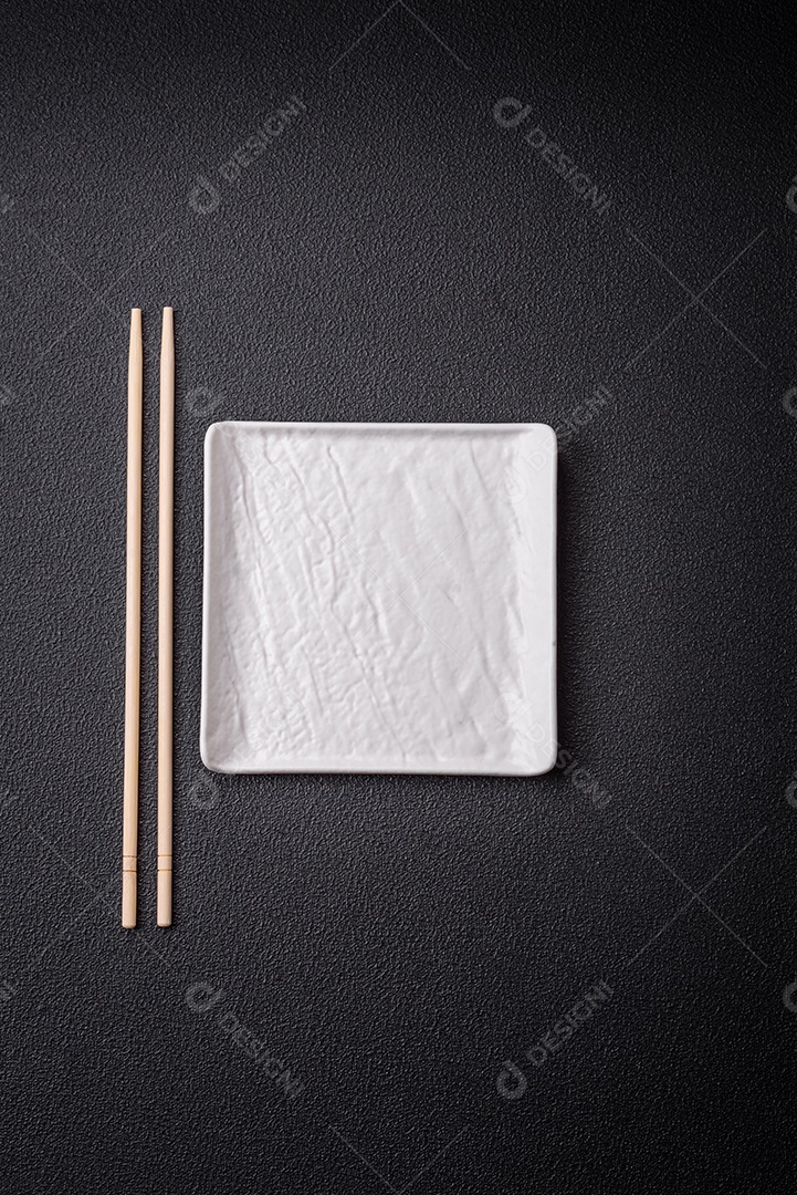 Placa cerâmica quadrada vazia em fundo de concreto texturizado. Utensílio de cozinha