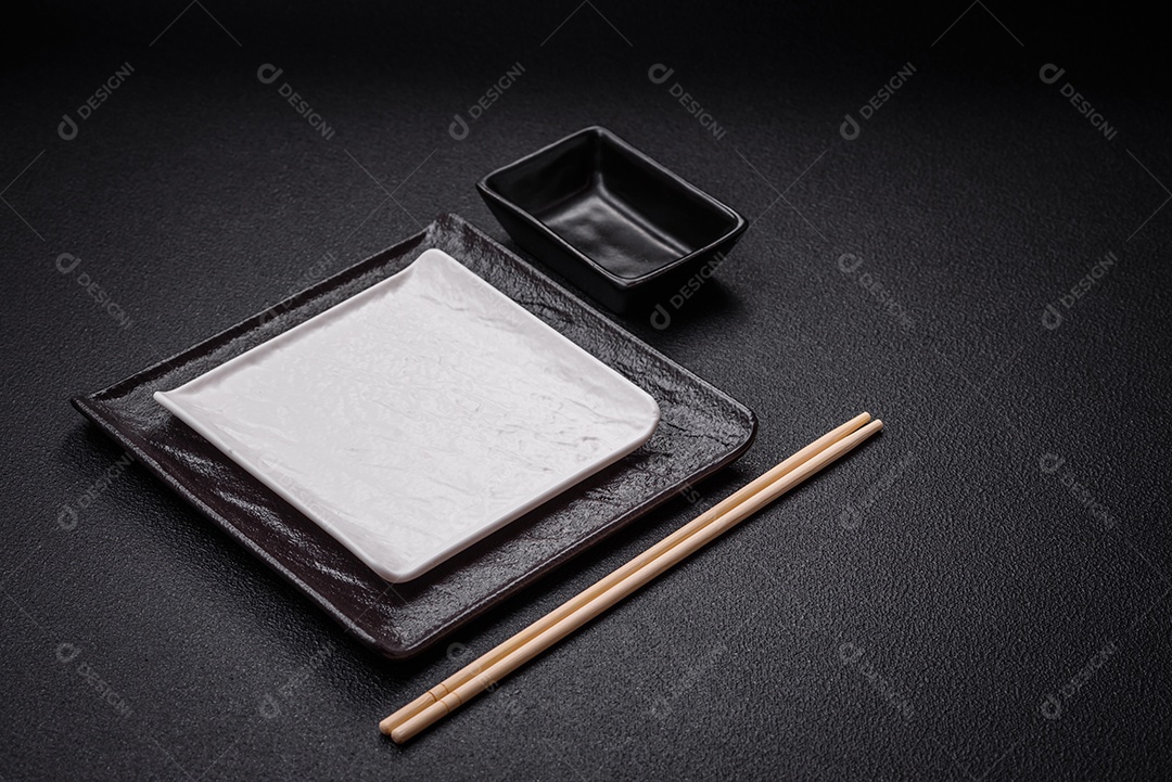 Linda molheira de cerâmica preta vazia em um fundo de concreto texturizado. Utensílio de cozinha