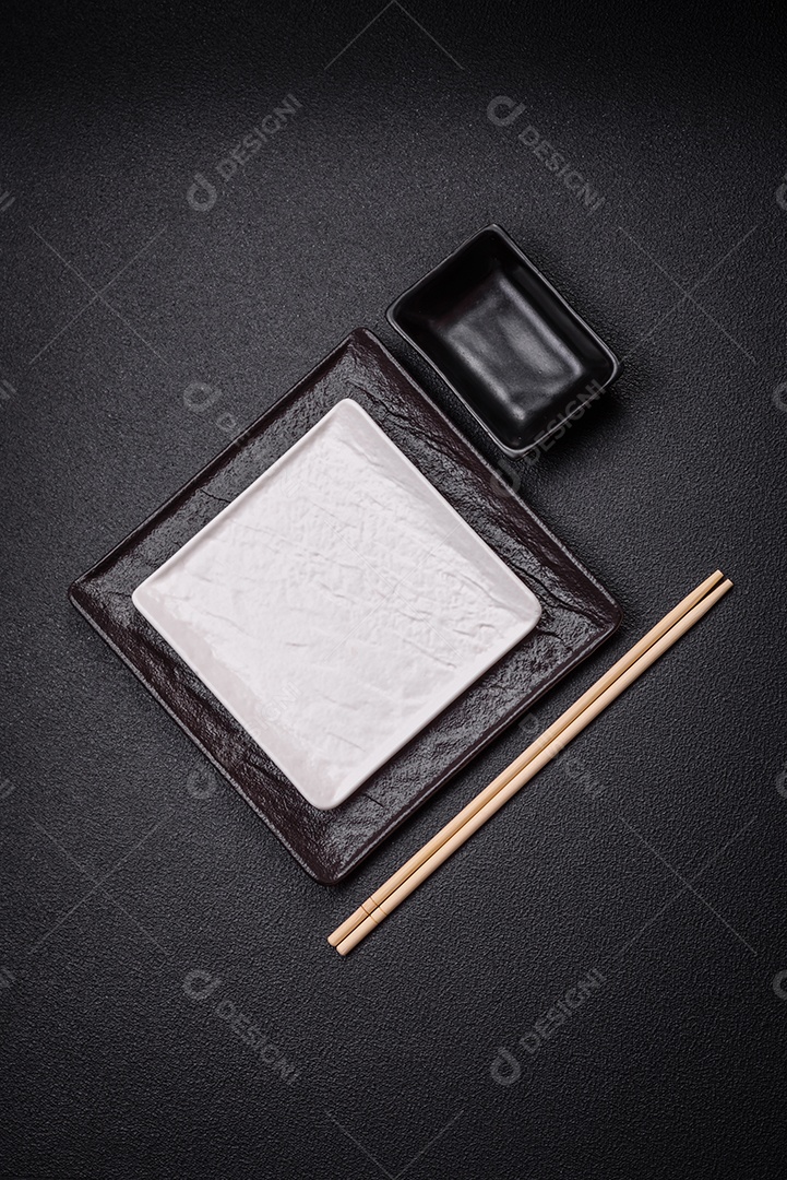 Linda molheira de cerâmica preta vazia em um fundo de concreto texturizado. Utensílio de cozinha