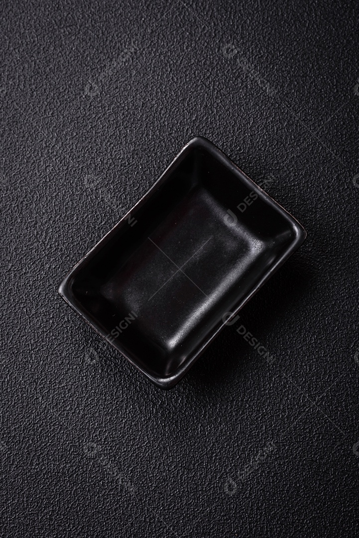 Linda molheira de cerâmica preta vazia em um fundo de concreto texturizado. Utensílio de cozinha