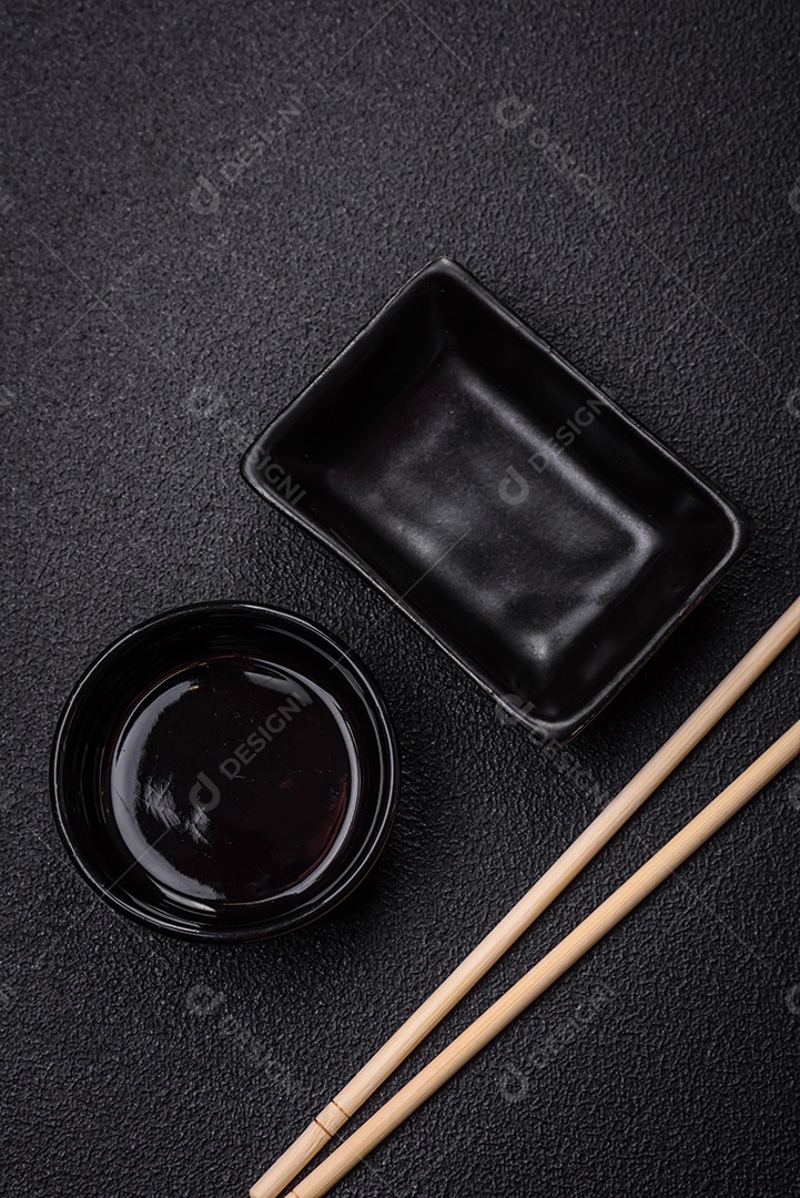 Linda molheira de cerâmica preta vazia em um fundo de concreto texturizado. Utensílio de cozinha