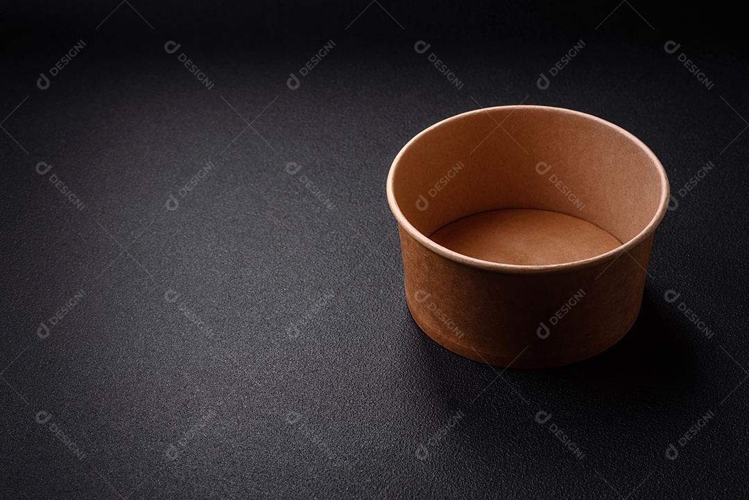 Linda molheira de cerâmica preta vazia em um fundo de concreto texturizado. Utensílio de cozinha