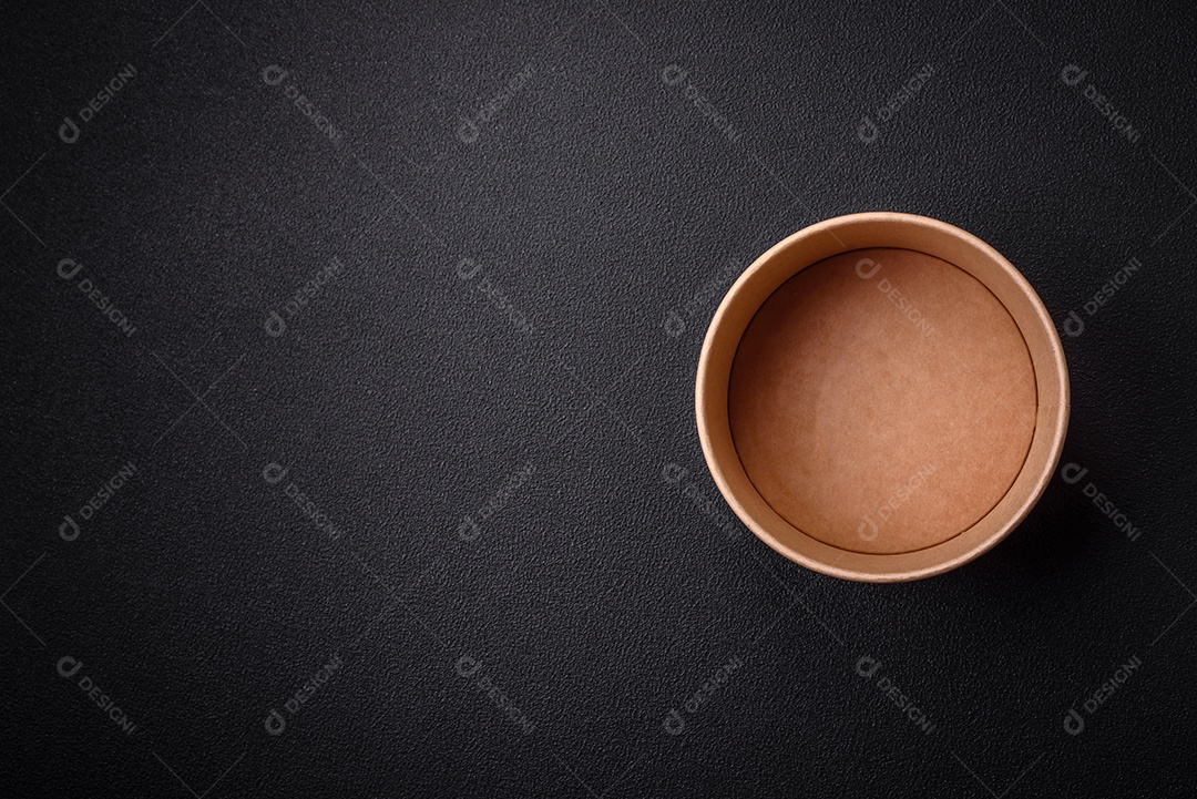 Linda molheira de cerâmica preta vazia em um fundo de concreto texturizado. Utensílio de cozinha