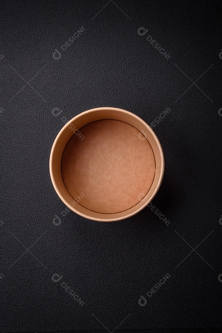 Linda molheira de cerâmica preta vazia em um fundo de concreto texturizado. Utensílio de cozinha