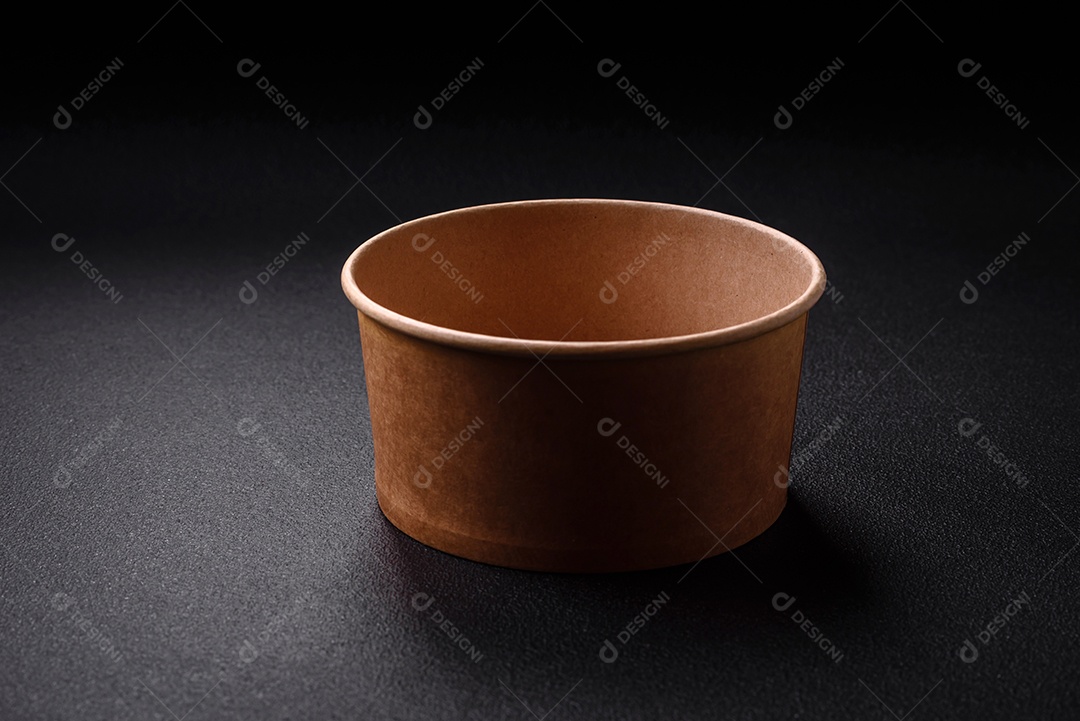 Linda molheira de cerâmica preta vazia em um fundo de concreto texturizado. Utensílio de cozinha