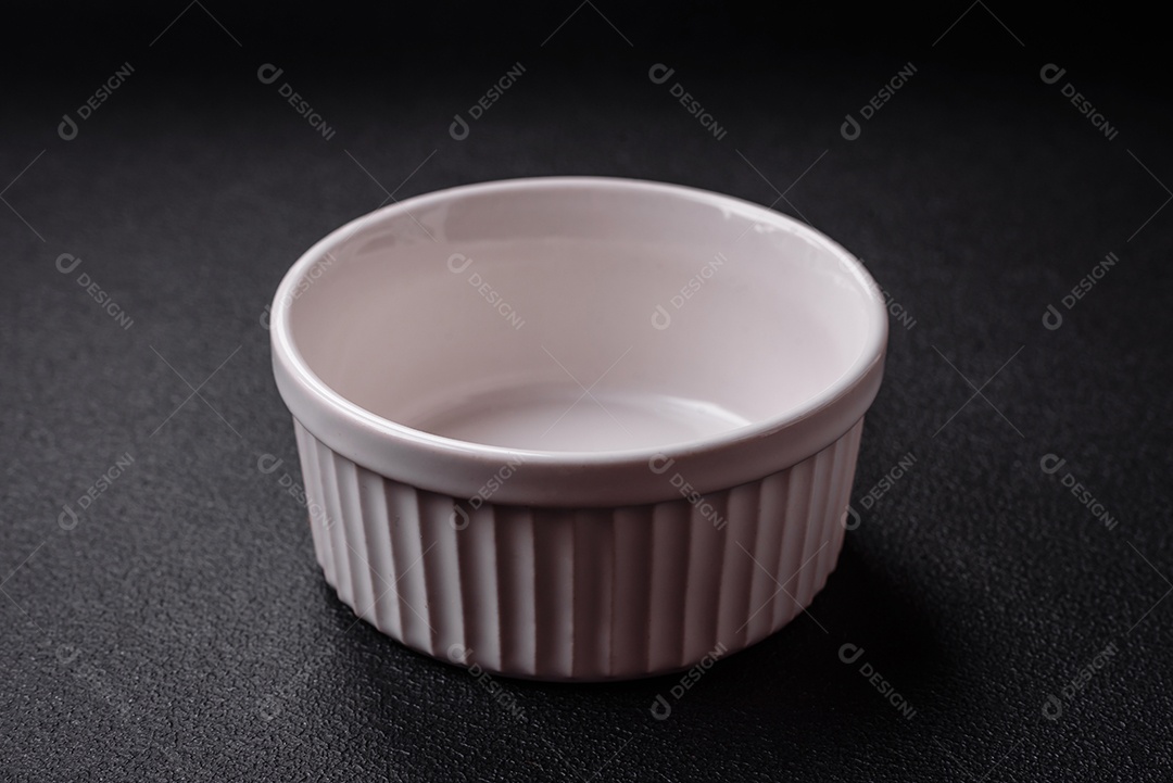 Linda molheira de cerâmica branca vazia em um fundo de concreto texturizado. Utensílio de cozinha