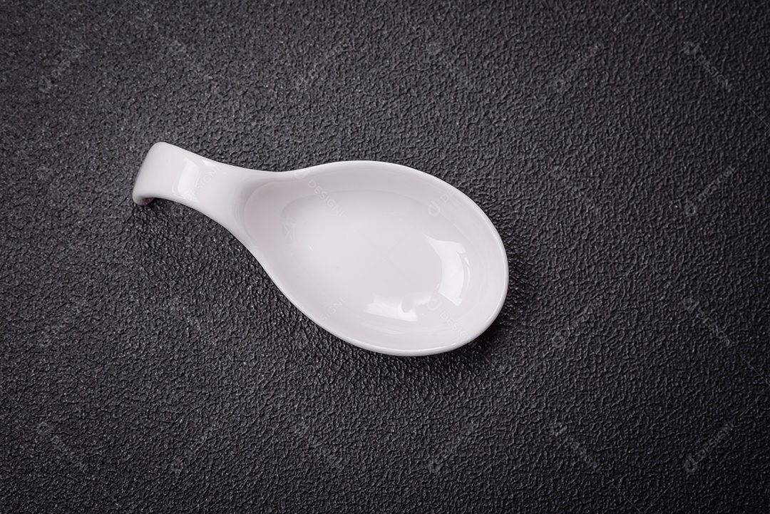 Linda molheira de cerâmica branca vazia em um fundo de concreto texturizado. Utensílio de cozinha