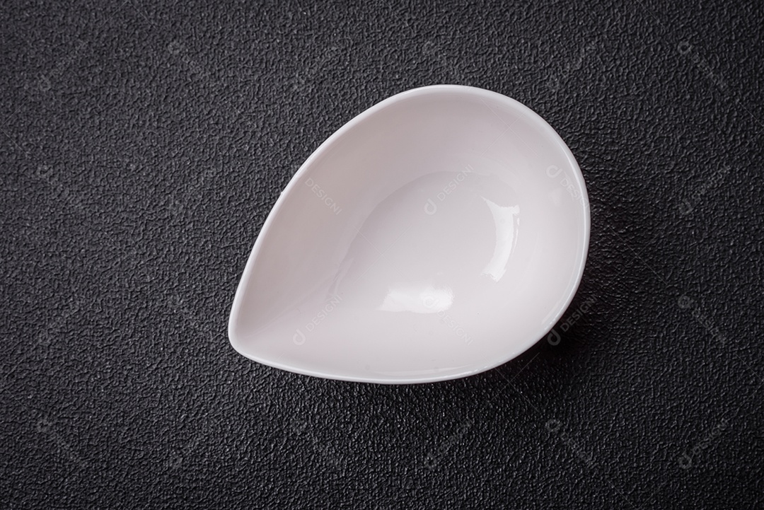 Linda molheira de cerâmica branca vazia em um fundo de concreto texturizado. Utensílio de cozinha