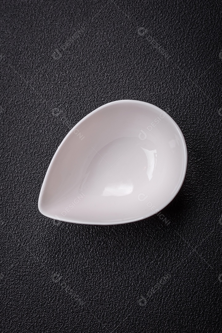 Linda molheira de cerâmica branca vazia em um fundo de concreto texturizado. Utensílio de cozinha