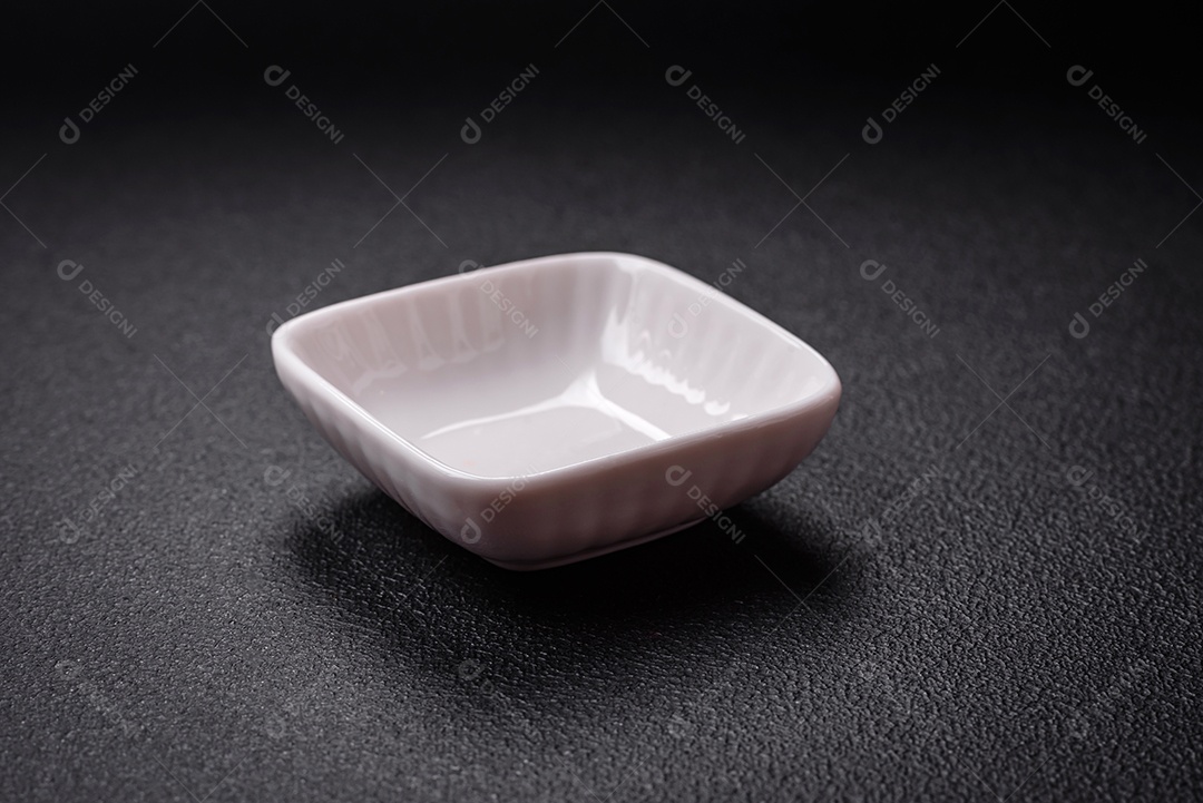 Linda molheira de cerâmica branca vazia em um fundo de concreto texturizado. Utensílio de cozinha