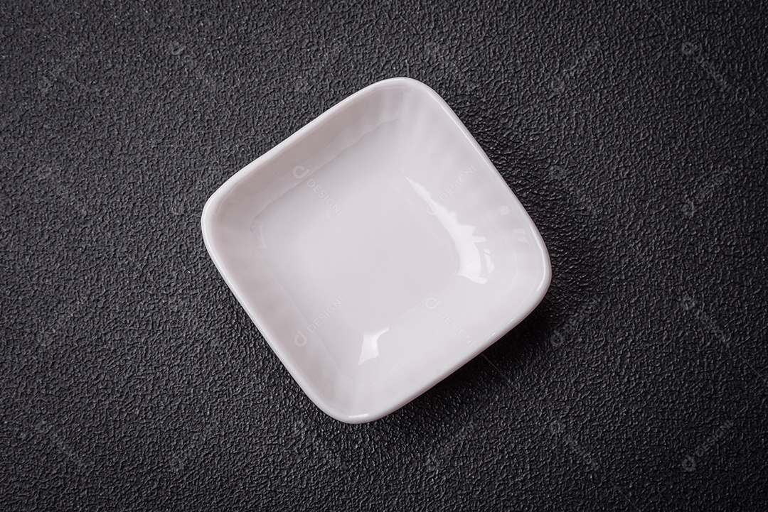 Linda molheira de cerâmica branca vazia em um fundo de concreto texturizado. Utensílio de cozinha