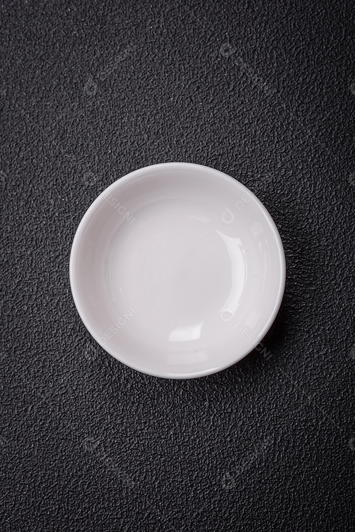 Linda molheira de cerâmica branca vazia em um fundo de concreto texturizado. Utensílio de cozinha