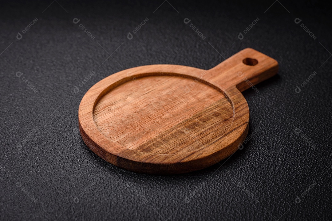 Tábua de madeira vazia para preparar ingredientes para preparar um prato delicioso. Utensílios de cozinha